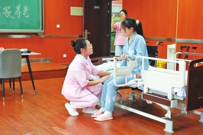 月薪可达2万+ 我省首批150名家政学本科生即将就业 家政护理迈进专业化新篇章