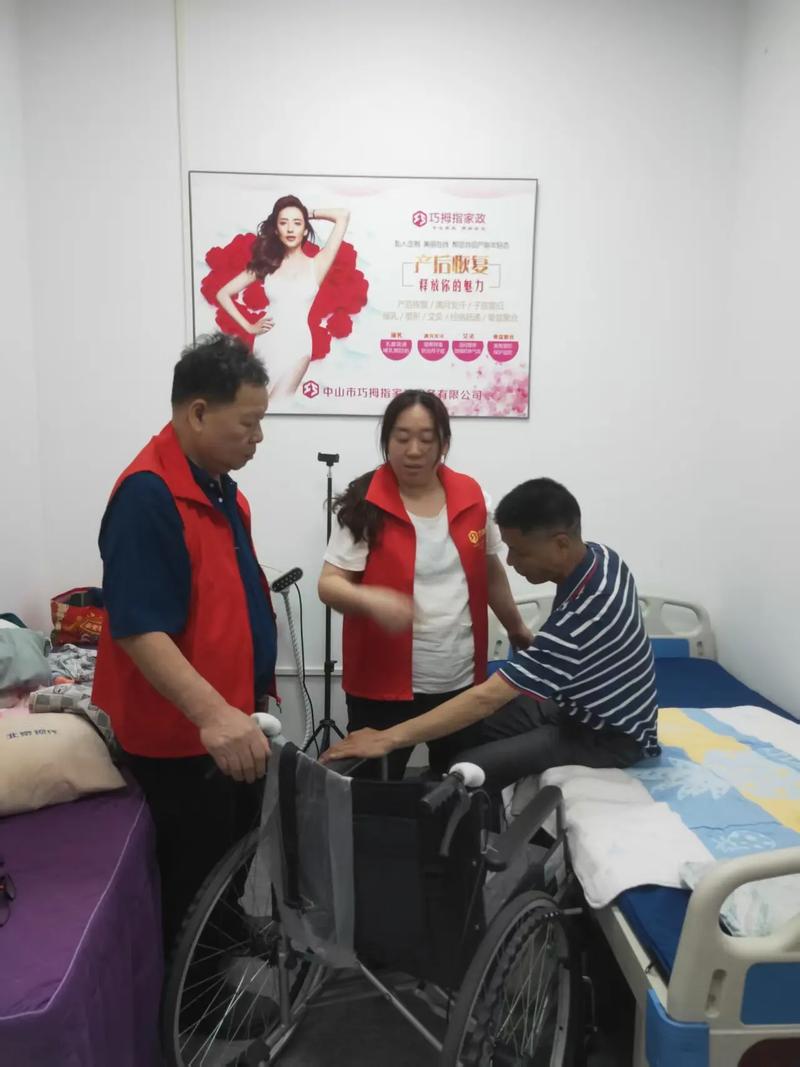 打破性别偏见，温情不分男女——男性正成为养老护理与家政行业的新力量